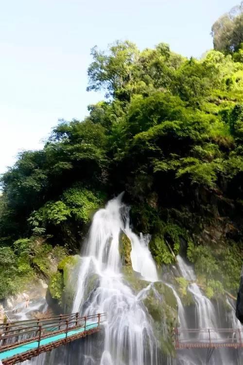 逃离废弃高校